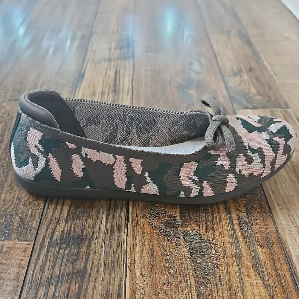 New Cloudsteppers by Clarks. Pink,Olive,White Camo Patterned Flats W/ Bow (Sz.8)